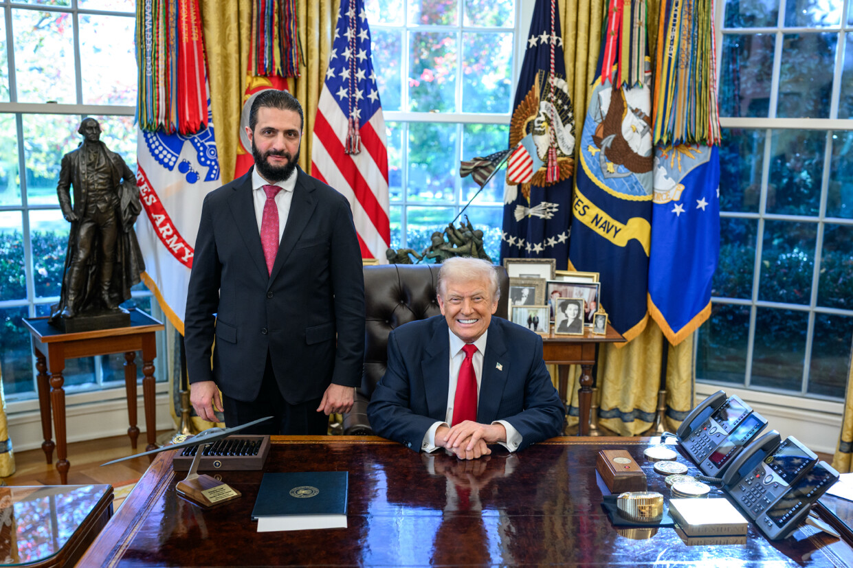 Президент Дональд Трамп и президент Сирии Ахмед аш-Шара (слева) в Овальном кабинете 10 ноября 2025 года. (@realDonaldTrump через Truth Social)