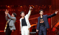 Man’s Resume Goes Viral After Being Reviewed by New York Exec at Jonas Brothers Concert