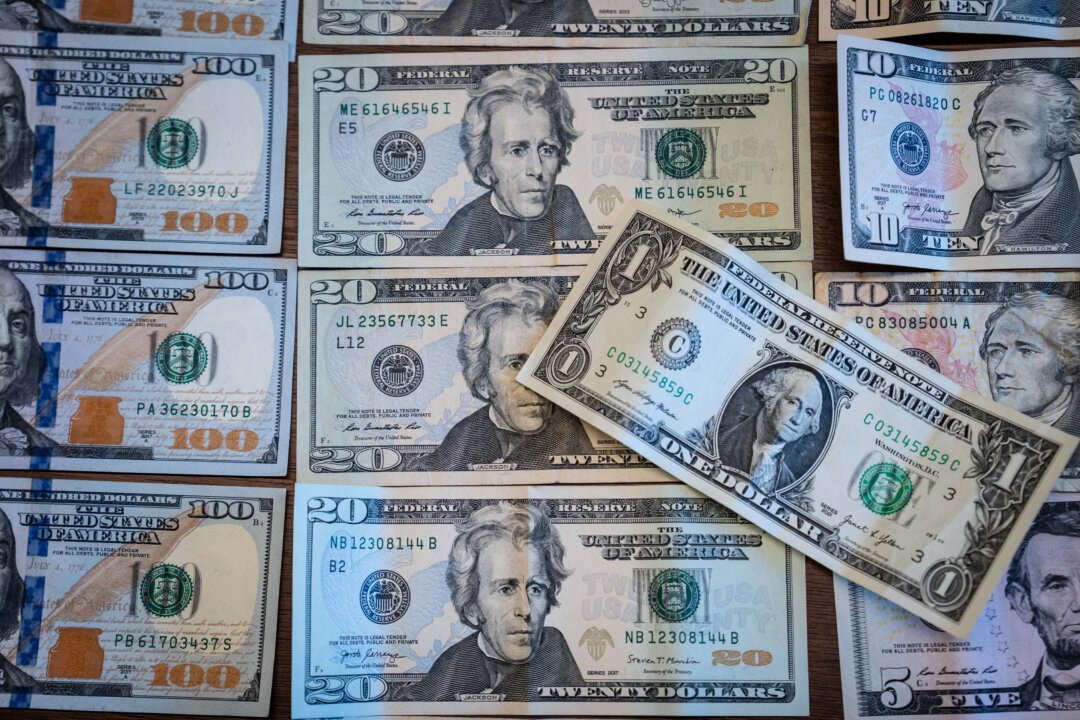 Strong Foreign Demand for US Debt Sends 30-Year Treasury Yield Lower
