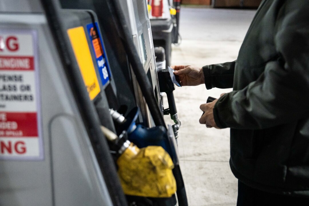 Gas Prices Drop to 4-Year Low Ahead of Thanksgiving | The Epoch Times