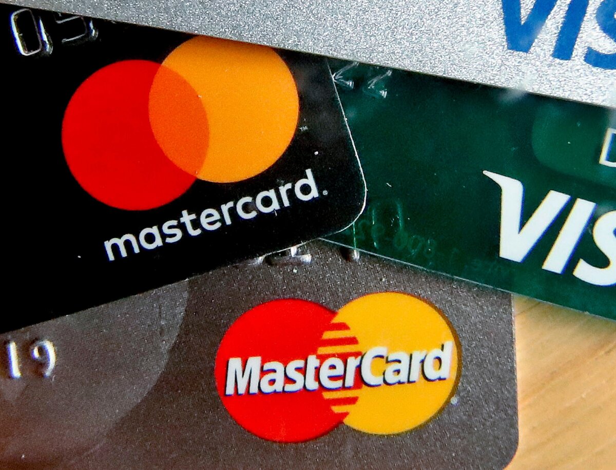 File photo showing Mastercard and Visa credit cards in Zelienople, Pa., on Feb. 20, 2019. (AP Photo/Keith Srakocic, File)