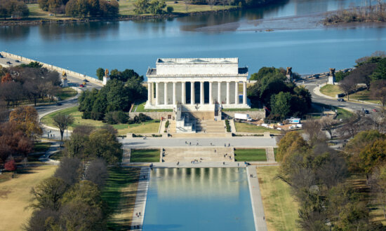 Trump Unveils Plan to Build Promenade at Lincoln Memorial
