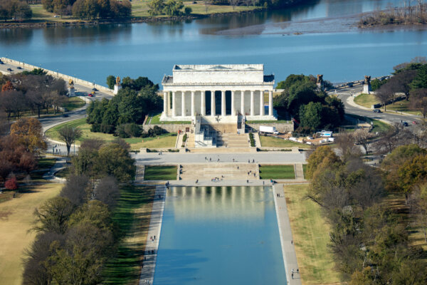 Trump Unveils Plan to Build Promenade at Lincoln Memorial