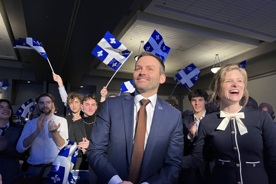 PQ Leader Rallies Troops as Quebec Liberals Warn Against Quebec Currency Policy