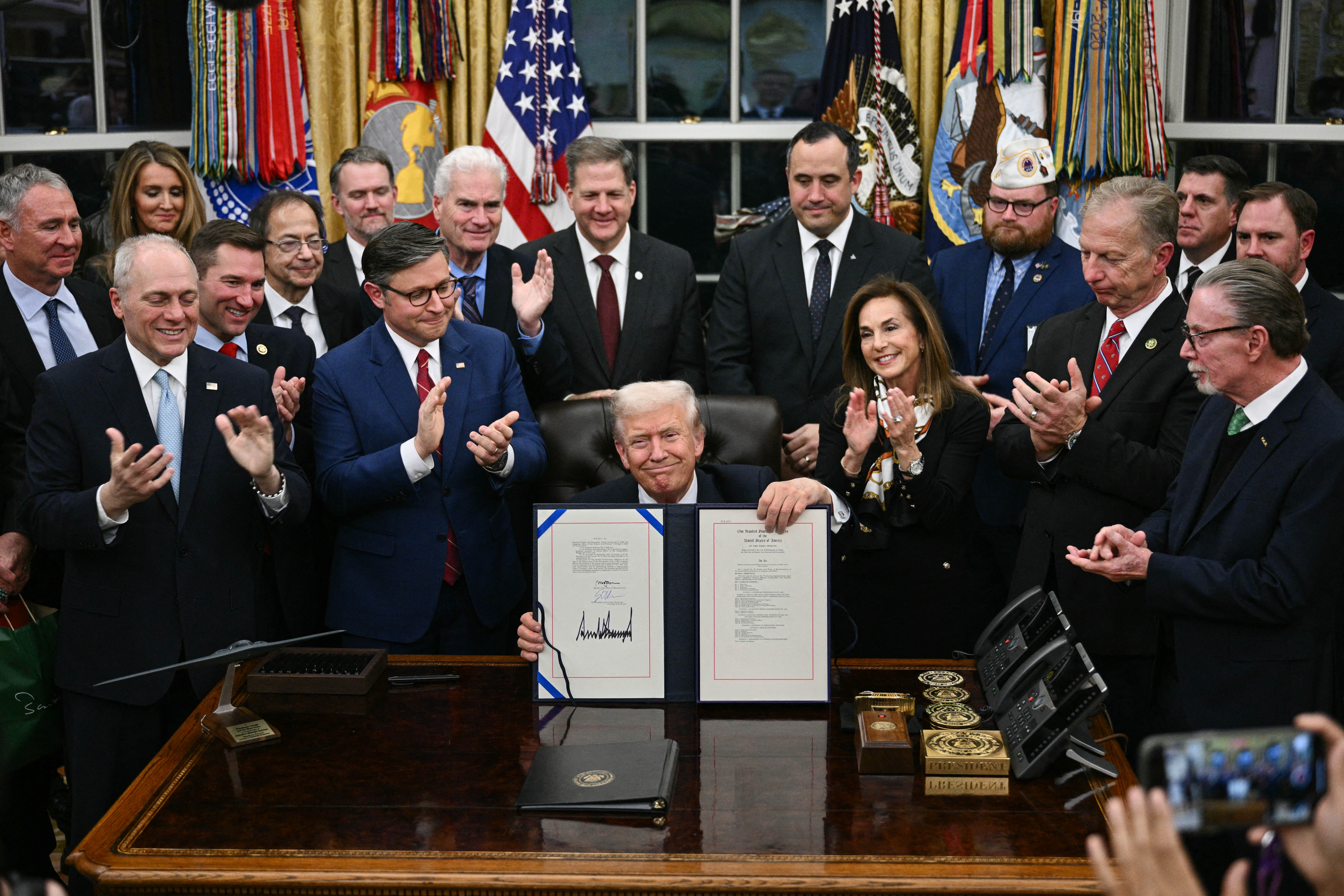 America in Photos: Government Reopens, Blue Origin Launch, and Final Pennies