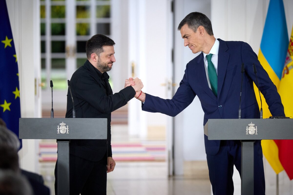 Spanish Prime Minister Pedro Sánchez (R) announced Spain will roll out $946 million in an aid package to Ukraine after meeting with Ukrainian President Volodymyr Zelenskyy in Spain on Nov. 18, 2025. (President Volodymyr Zelenskyy)