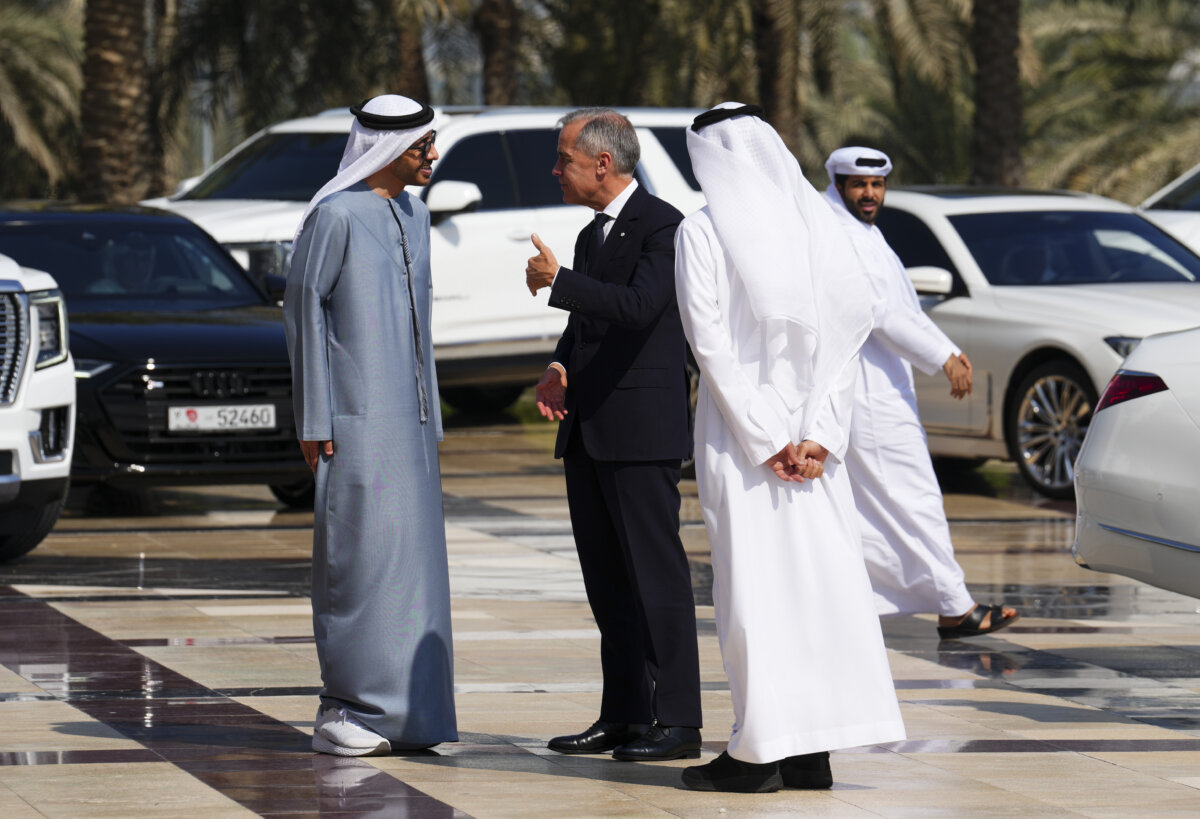 Prime Minister Mark Carney talks with UAE Foreign Minister Sheikh Abdullah bin Zayed al-Nahyan (L) as he visits the Sheikh Zayed Grand Mosque Centre in Abu Dhabi, UAE, on Nov. 20, 2025. (The Canadian Press/Sean Kilpatrick)