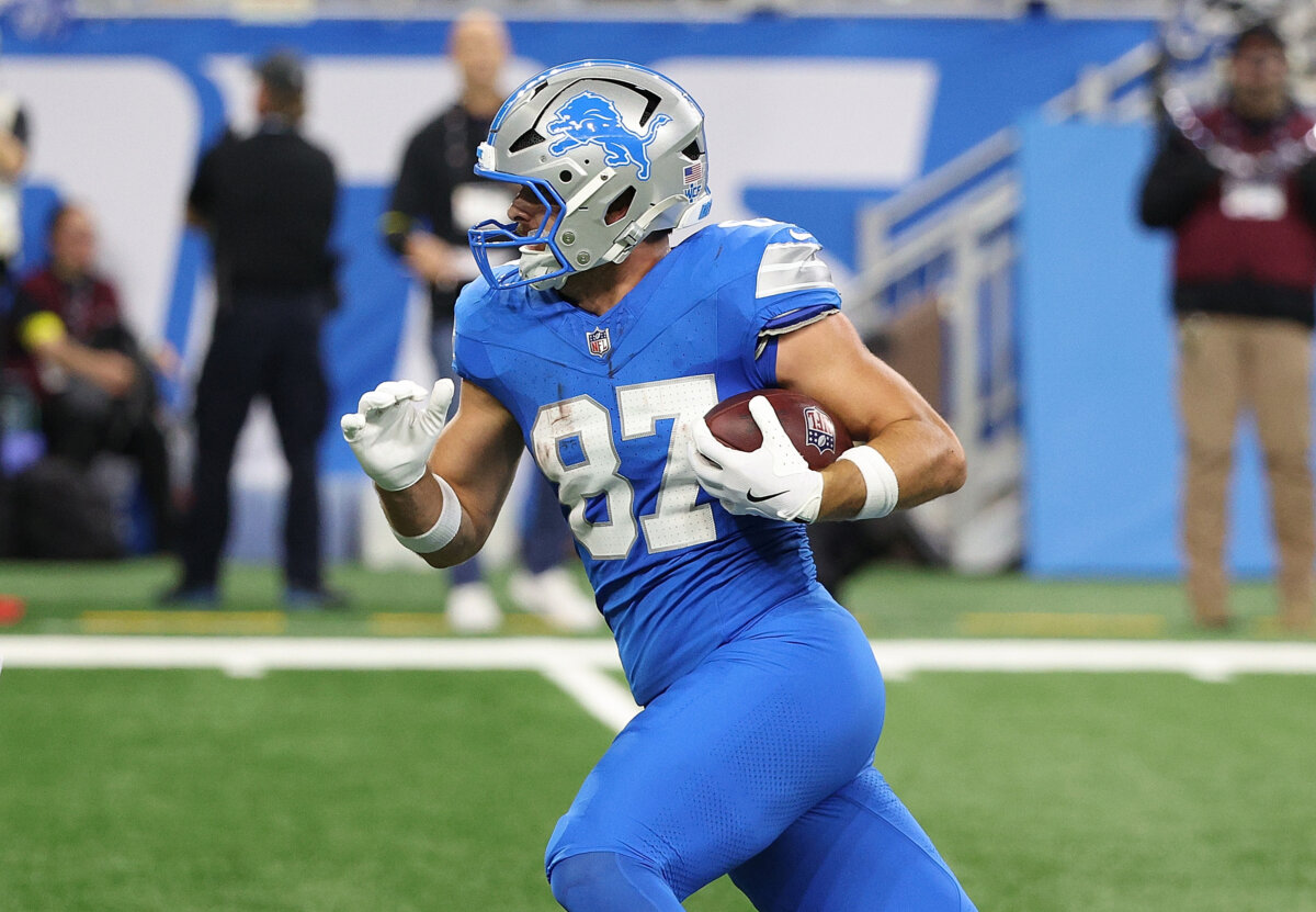 Sam LaPorta of the Detroit Lions runs for a touchdown in the first quarter against the Minnesota Vikings at Ford Field in Detroit on Nov. 2, 2025. (Mike Mulholland/Getty Images)