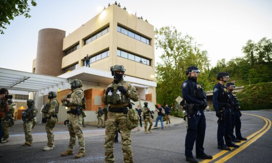 House Panel Urges Apple, Google to Remove Apps That Track ICE Agents