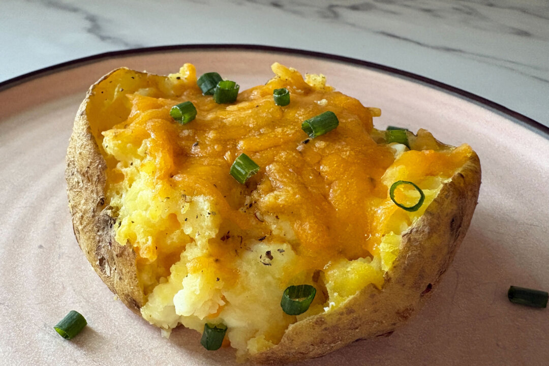 This 1-ingredient Upgrade for Baked Potatoes Makes Them Impossibly Fluffy