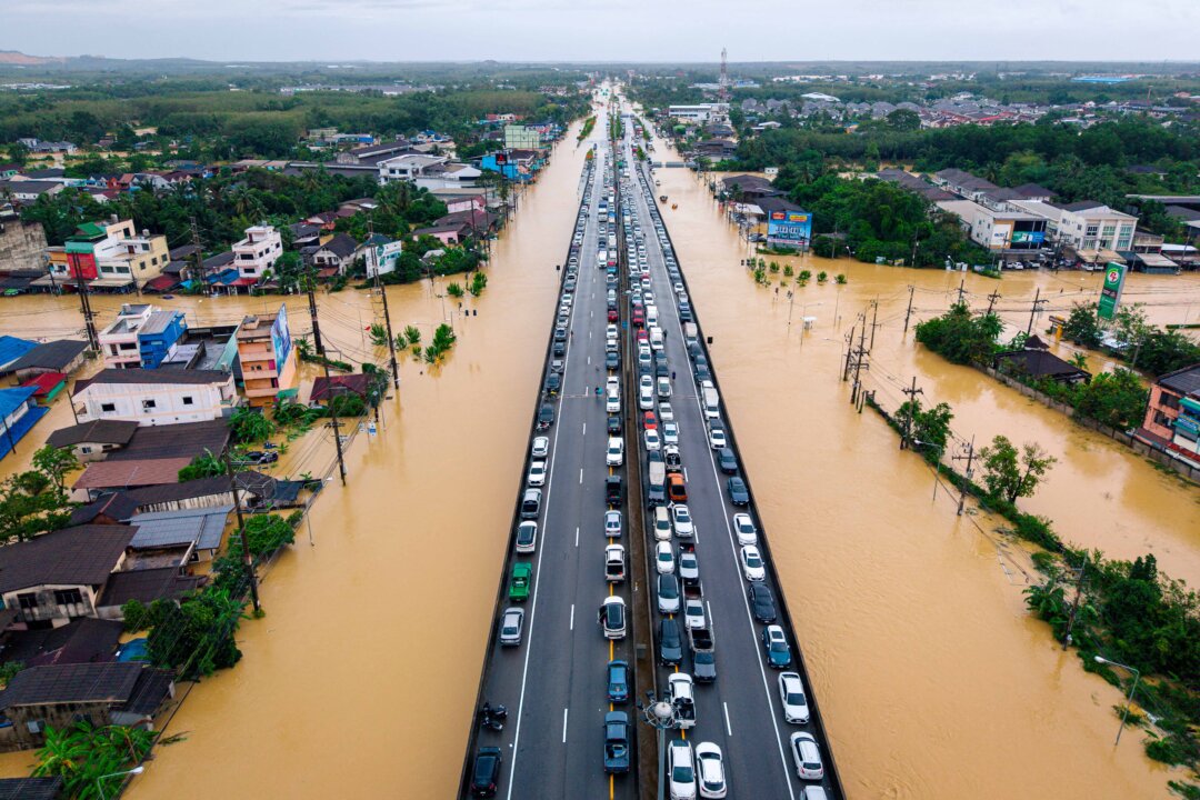 Day in Photos: Flooding in Thailand, Combat Diver Training, and Major Fire in London