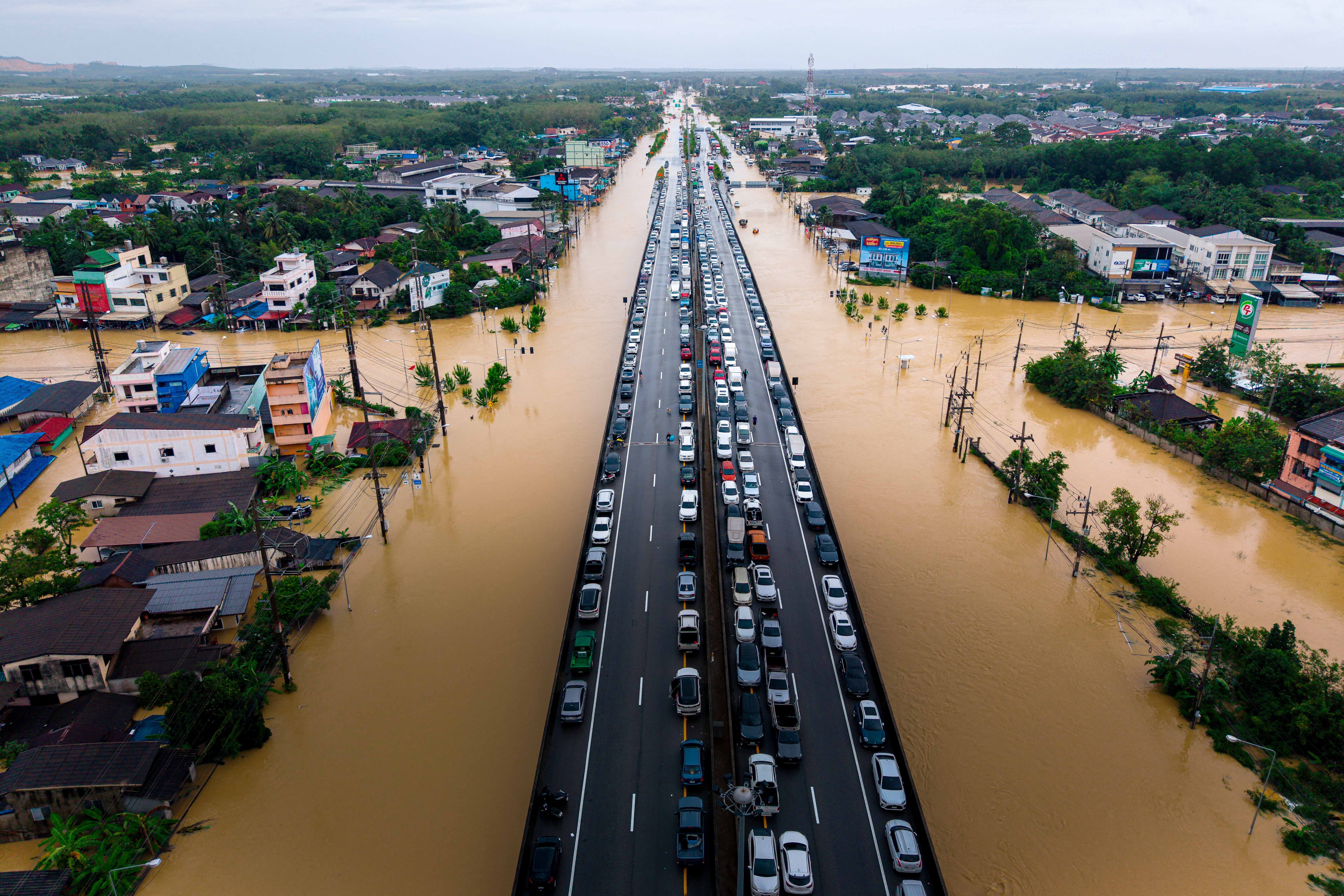 Day in Photos: Flooding in Thailand, Combat Diver Training, and Major Fire in London