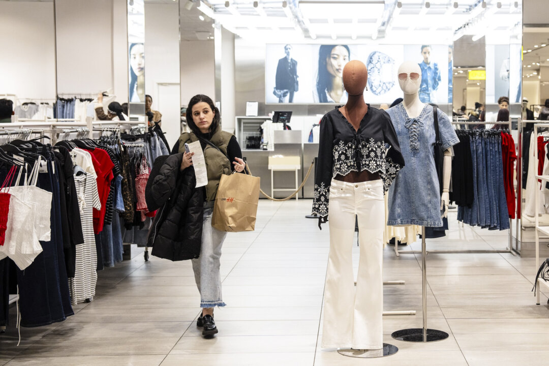 Investment, Consumer Spending Lift US GDP to 2.2 Percent