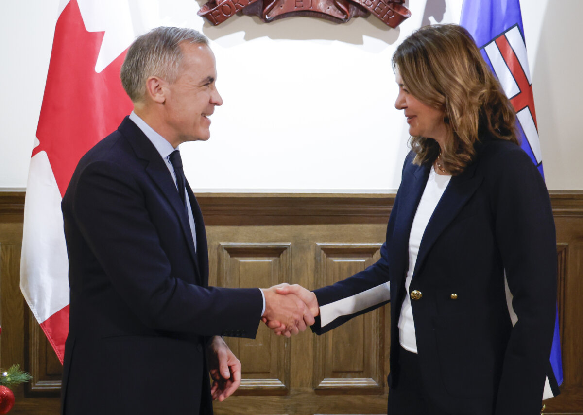Prime Minister Mark Carney, left, meets with Alberta Premier Danielle Smith in Calgary, Nov. 27, 2025. (The Canadian Press/Jeff McIntosh)