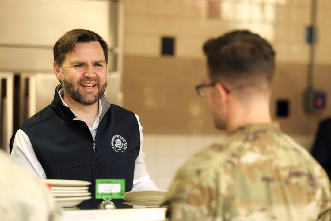 JD Vance Serves Thanksgiving Meals to Fort Campbell Heroes