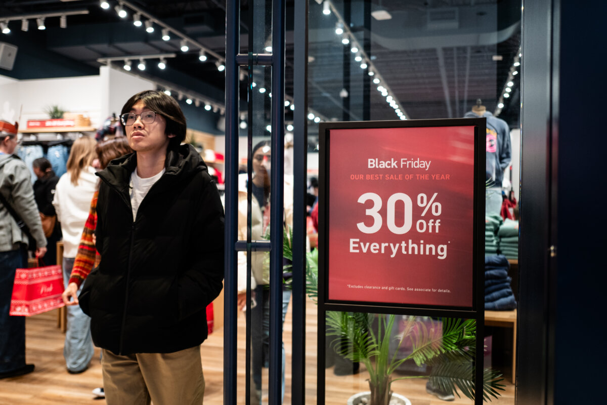 Shoppers on Black Friday at a mall in Bethesda, Md., on Nov. 28, 2025. (Madalina Kilroy/The Epoch Times)