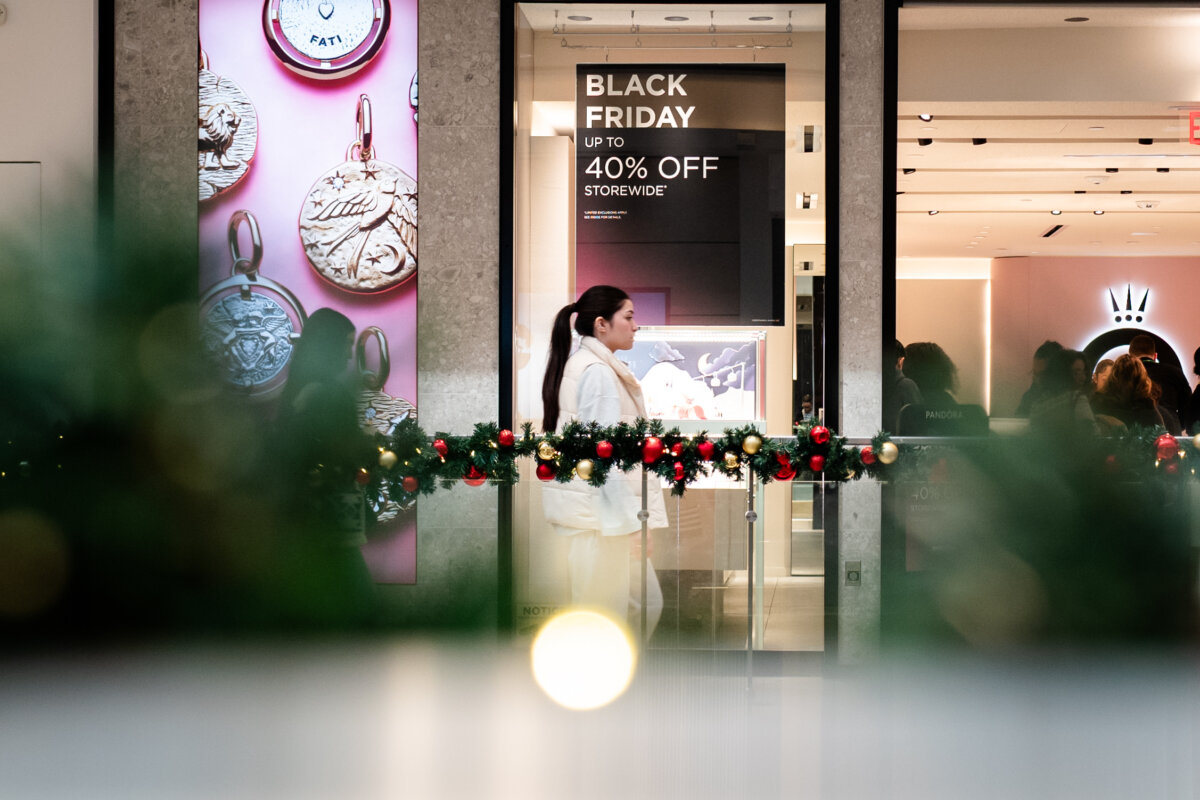 Shoppers on Black Friday at a mall in Bethesda, Md., on Nov. 28, 2025. (Madalina Kilroy/The Epoch Times)