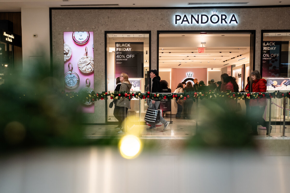 Shoppers on Black Friday at a mall in Bethesda, Md., on Nov. 28, 2025. (Madalina Kilroy/The Epoch Times)
