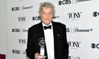 Tom Stoppard, Sparkling Playwright Who Won an Oscar for ‘Shakespeare in Love,’ Dies at 88