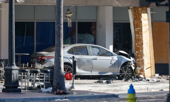 At Least 4 Killed as Car Crashes Into Tampa Bar