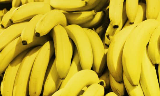 Eating Bananas the Right Way: Benefits, Risks, and Best Timing