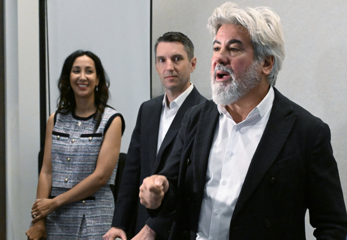 Quebec Liberal Leader Pablo Rodriguez calls on his caucus at the beginning of a pre-session caucus meeting in Lac-Beauport Que. on Sept. 9, 2025. (The Canadian Press/Jacques Boissinot)