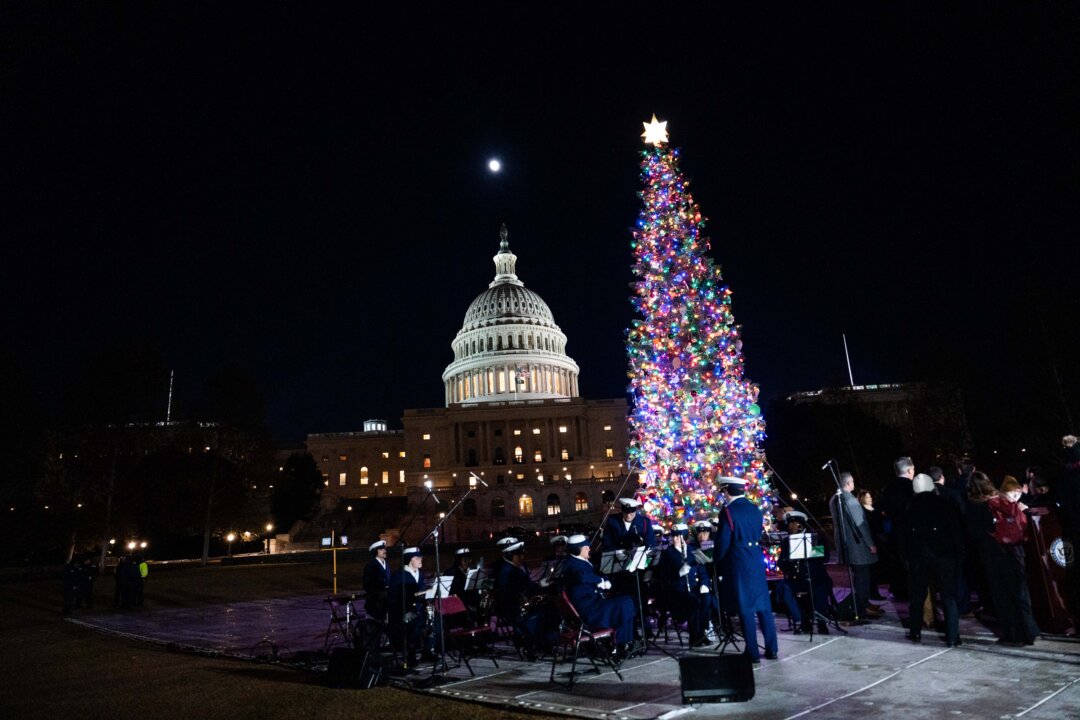 Trump Gives Federal Workers 2 More Days Off: Dec. 24 and 26