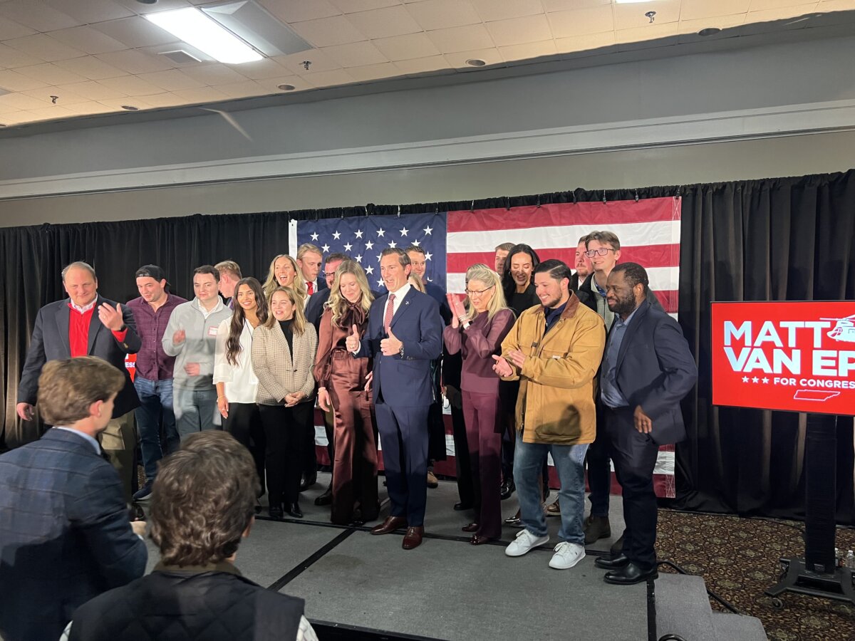 Epps gave two thumbs up as he smiled for a photo with his team after announcing victory on Dec. 2, 2025. (Jacki Thrapp / The Epoch Times)