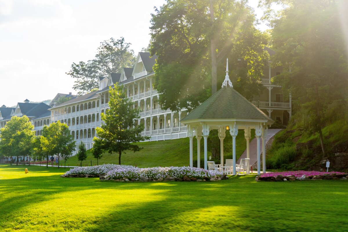 The facade of the Omni Bedford Springs Resort hotel in Bedford, Pa. Established in 1806. (Sportrade.studio/Shutterstock)