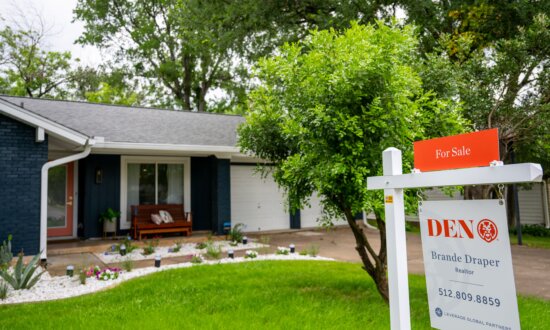 US Mortgage Rates Fall for First Time in 6 Weeks