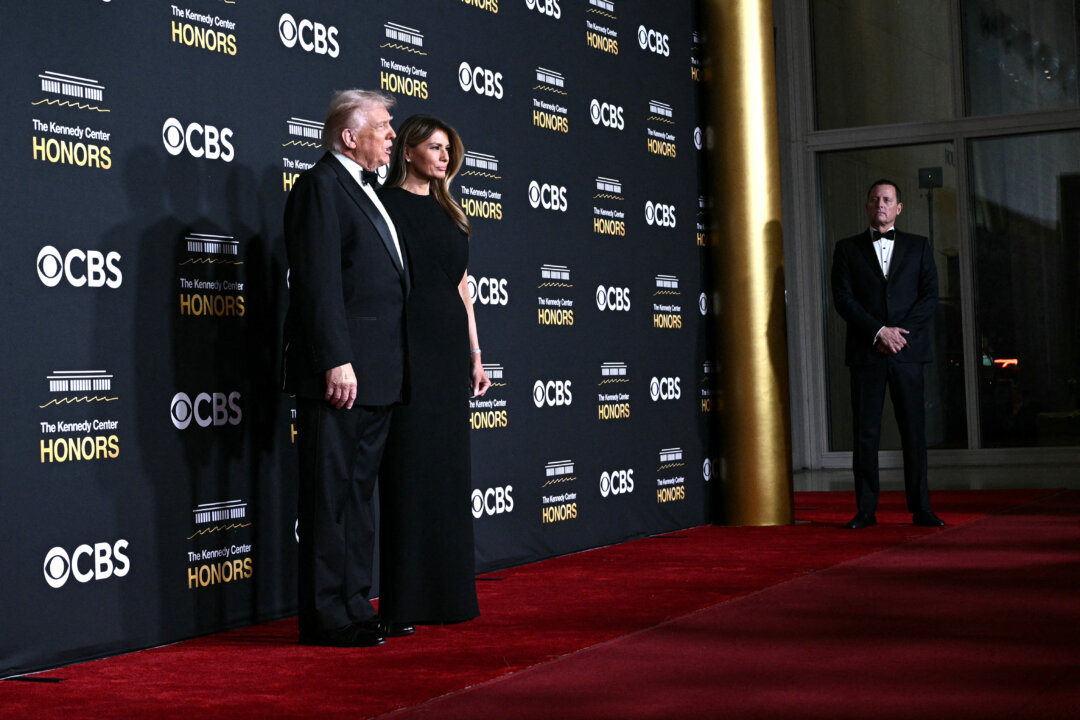 Trump, First Lady, Stars Walk the Red Carpet Ahead of 2025 Kennedy Center Honors thumbnail