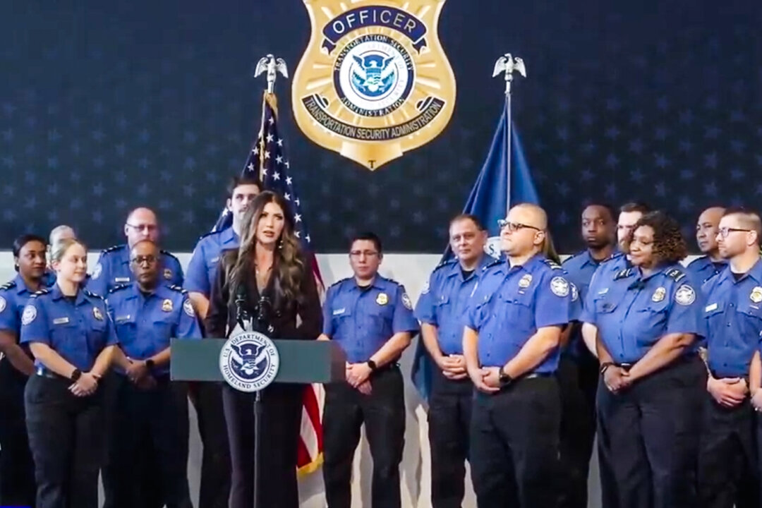 REPLAY: Noem Awards $10,000 Bonuses to TSA Officers in Tampa