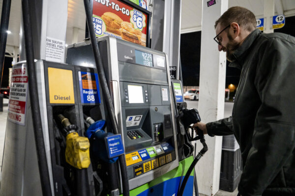 New Year's Gas Prices 23 Cents Cheaper Than a Year Ago in US
