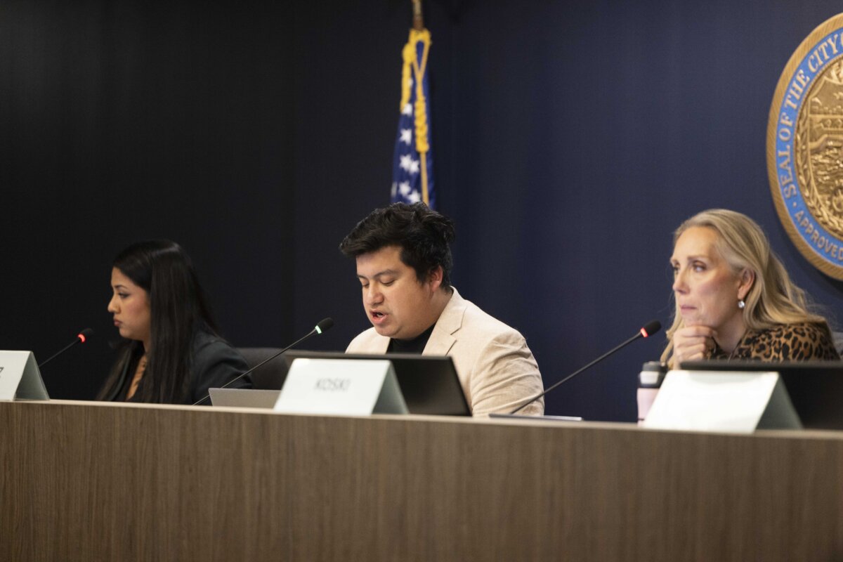 Minneapolis City Council members convene a public hearing to consider revisions to the city’s separation ordinance barring cooperation with ICE in Minneapolis, Minn., on Dec. 9, 2025.
(Jenn Ackerman for The Epoch Times)