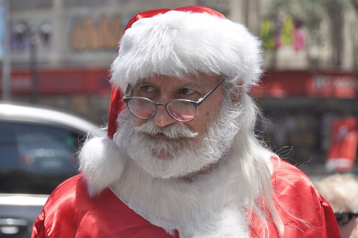 Man dressed as Santa Claus in 2019. In this short story, a man advertising a product dressed as Santa Claus helps a little boy. (Public Domain)