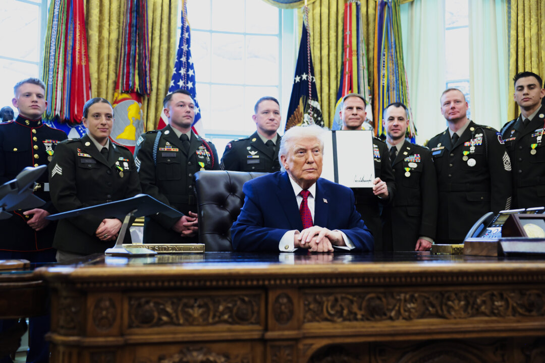 Trump Awards Mexican Border Defense Medals in White House Ceremony
