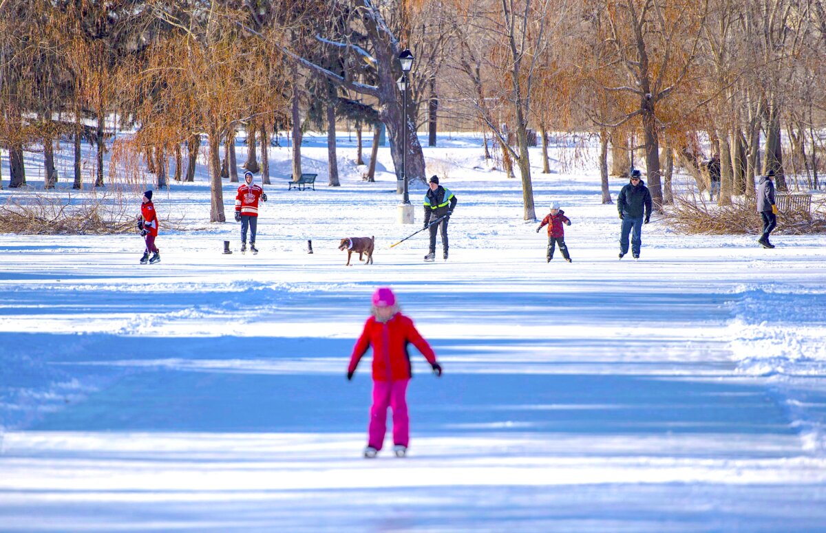 People play pond hockey and skate in Ottawa's Central Park on Christmas Day, 2018. (The Canadian Press/Justin Tang)