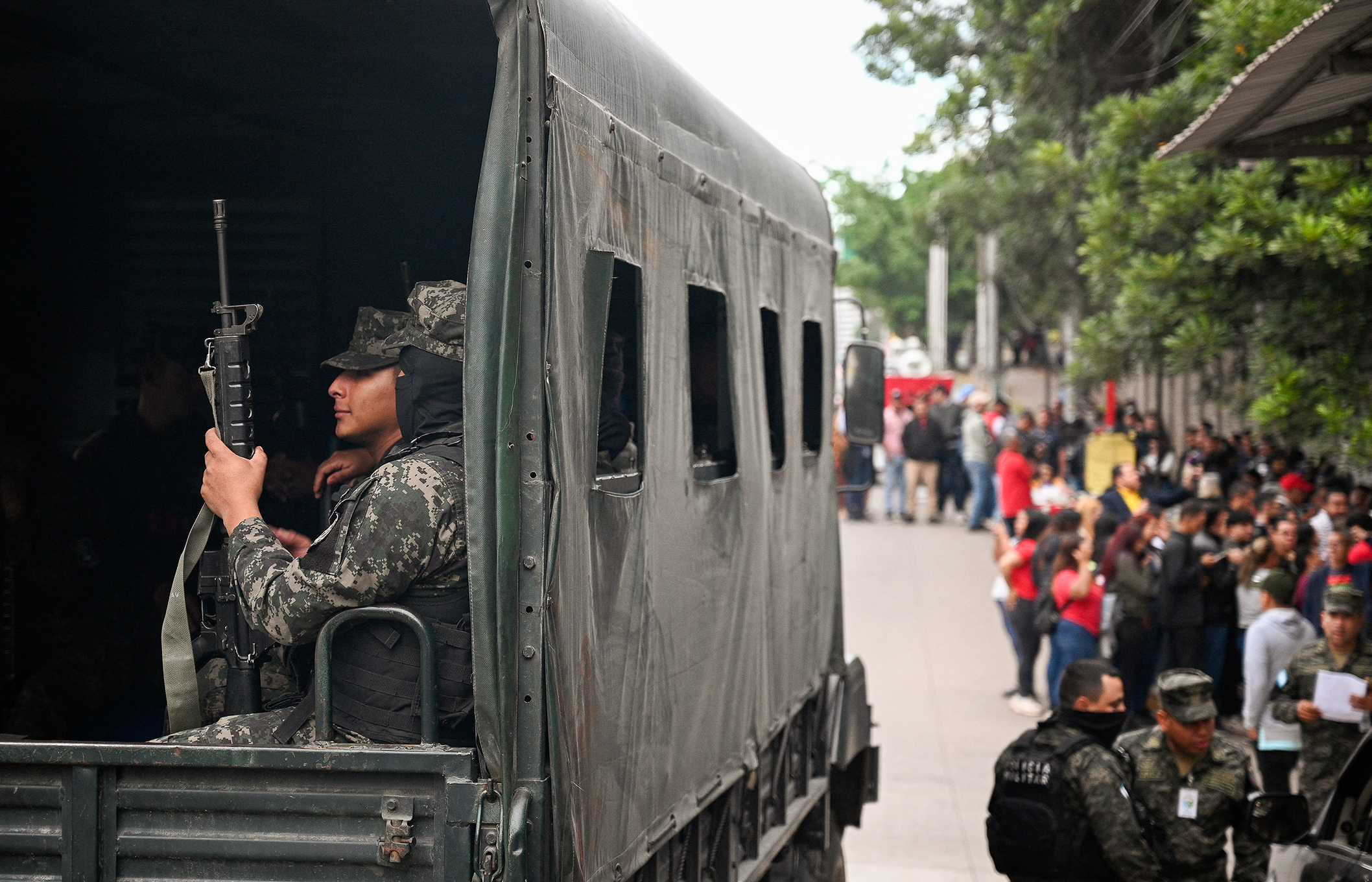 Day in Photos: Presidential Elections in Honduras, Plane Crash in US, and Protests in Belgium