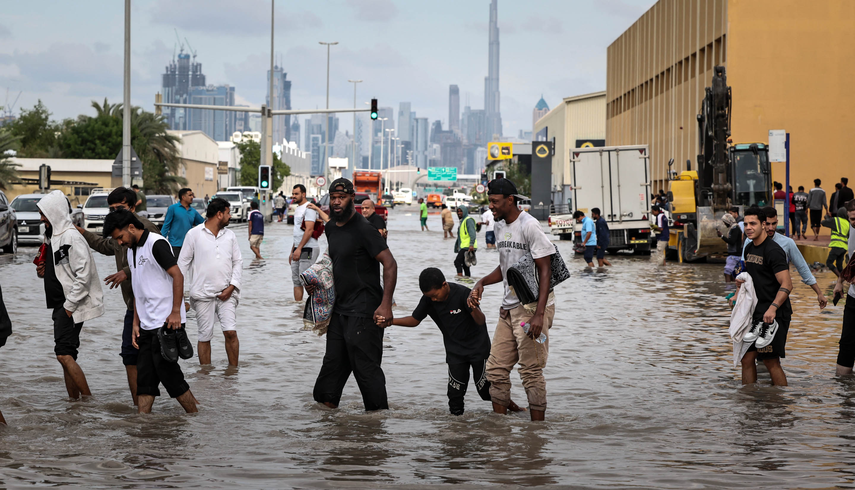 Day in Photos: Floods in UAE, Kennedy Center Renaming, and Crowds Rallying in Bangladesh