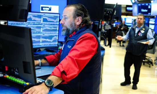 Wall Street Review: Stocks End Week Mixed Amid Bulls-Bears Tug of War