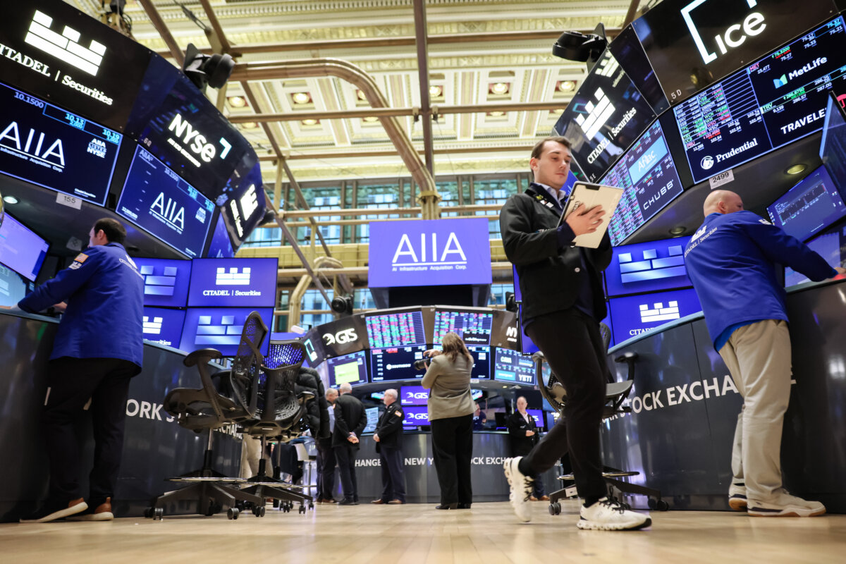 Traders work on the floor of the New York Stock Exchange during morning trading in New York on Nov. 19, 2025. (Michael M. Santiago/Getty Images)