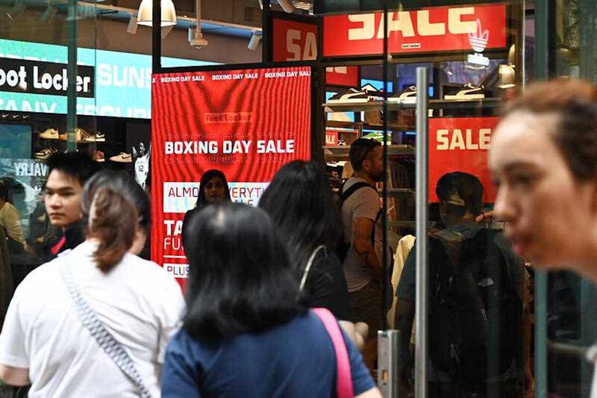 Shoppers are seen during Boxing Day sales in Sydney on Dec. 26, 2023. (AAP Image/Steven Saphore)