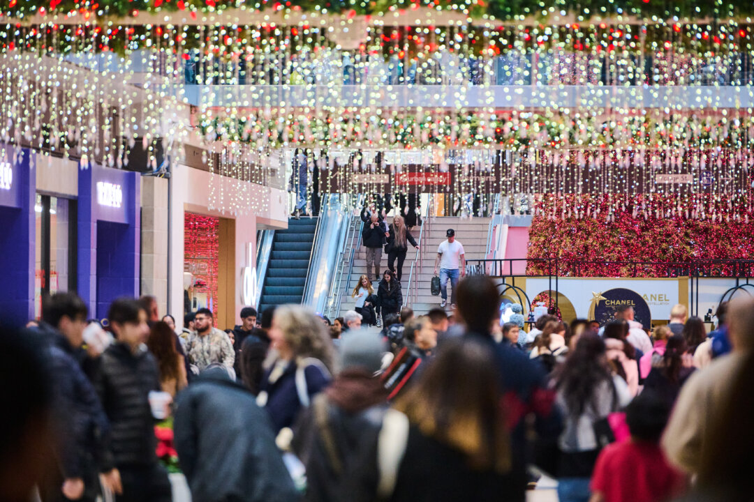 Boxing Day Draws Shoppers Despite Poor Weather in Toronto, Much of Ontario