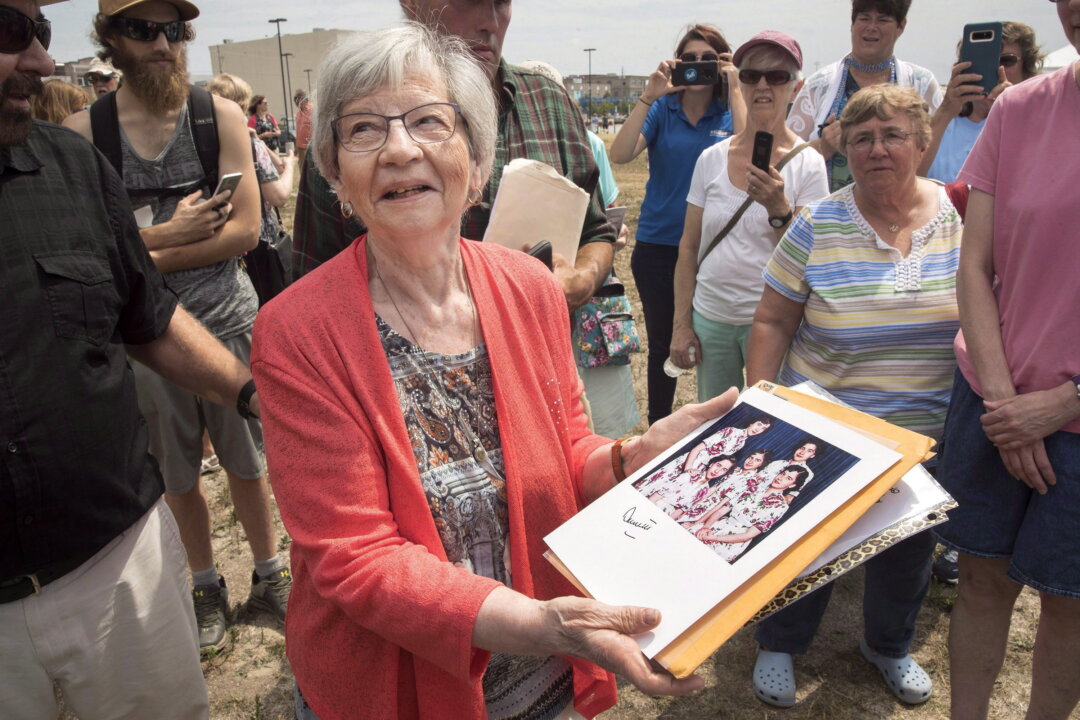 Last of Famed Canadian Quintuplets, Annette Dionne, Dies at 91