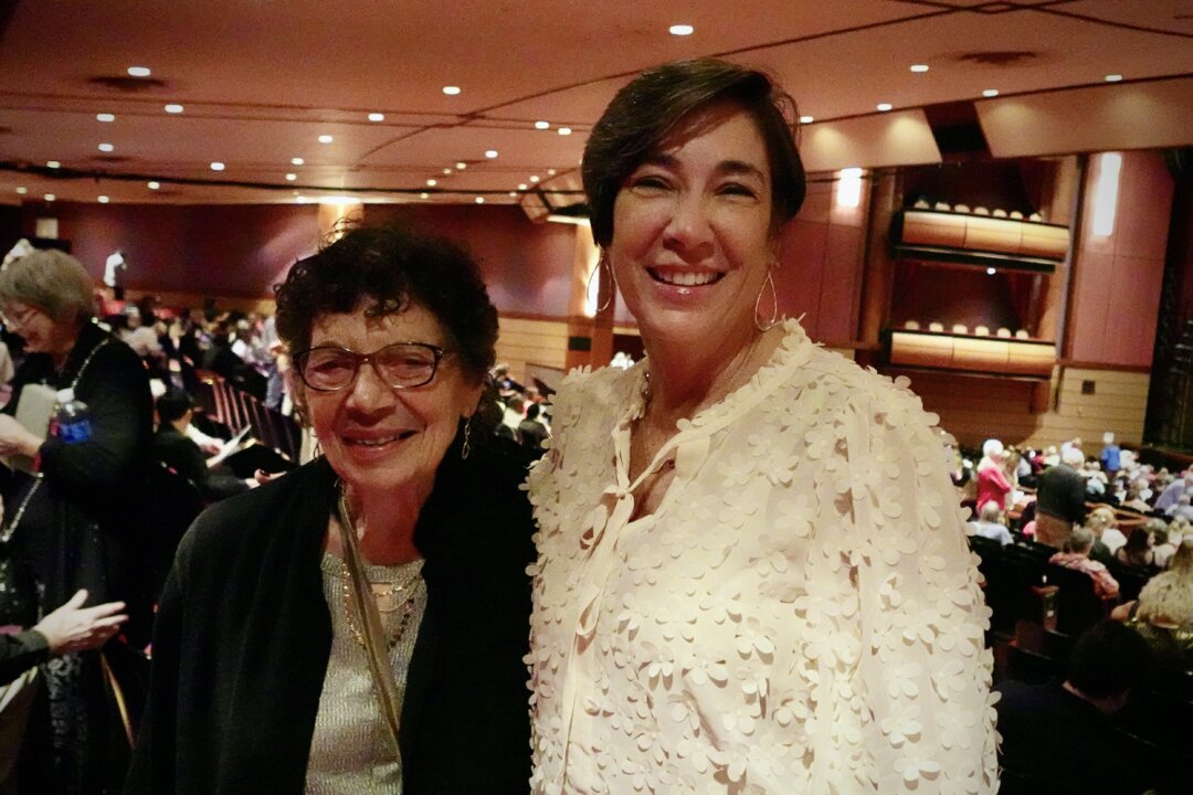 Virginia Thomas and Kim Thomas at Jacksonville Center for the Performing Arts, Fla., to watch Shen Yun Performing Arts on Dec. 27, 2025. (Linda Li/The Epoch Times)