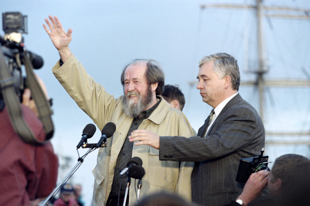 Aleksandr Solzhenitsyn waves to well-wishers in the main square in Vladivostok after he returned to Russia following 20 years of exile, on May 27, 1994. (Michael Evstafiev/AFP via Getty Images)