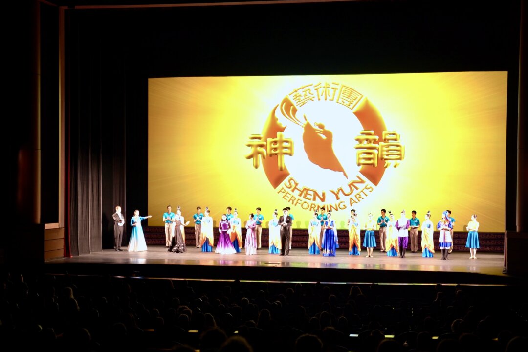 Shen Yun Performing Arts curtain call at the Jacksonville Center for the Performing Arts, in Jacksonville, Fla., on Dec. 27, 2025. (Yue Lei/The Epoch Times)