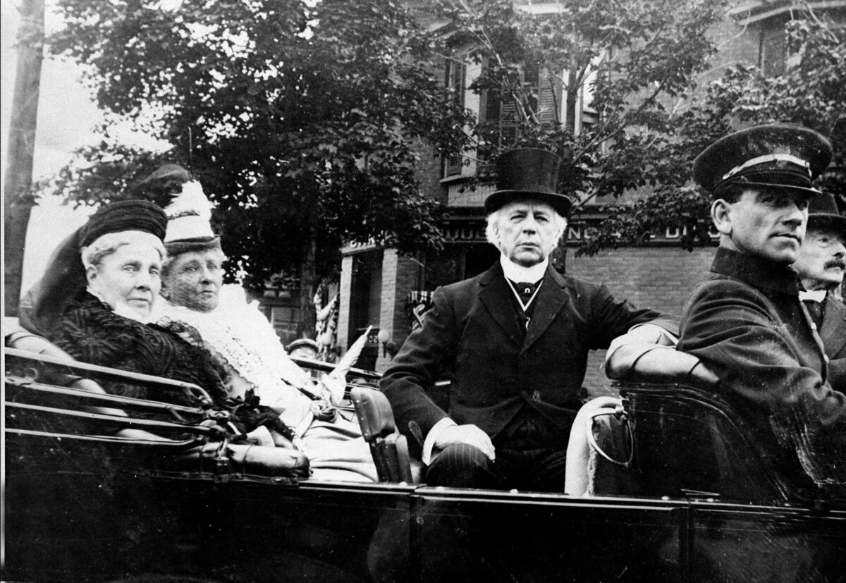 Sir Wilfrid Laurier and Lady Laurier (L, in black) ride in a chauffeur driven automobile with an unidentified man and woman in an undated photo. (CP Photo)
