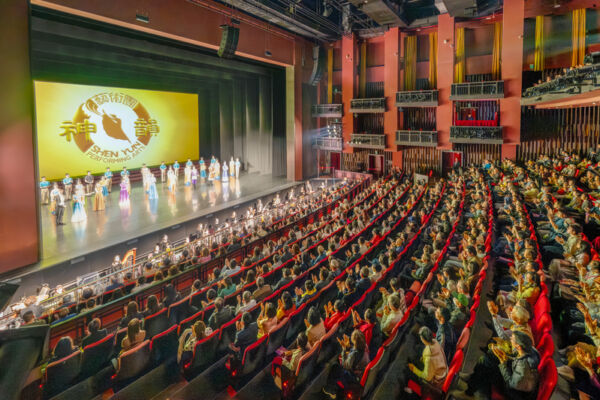 Shen Yun Performing Arts' curtain call at the Grand Auditorium of the Taiwan Traditional Theater Center in Taipei on Dec. 30, 2025. (Song Bilong/The Epoch Times)