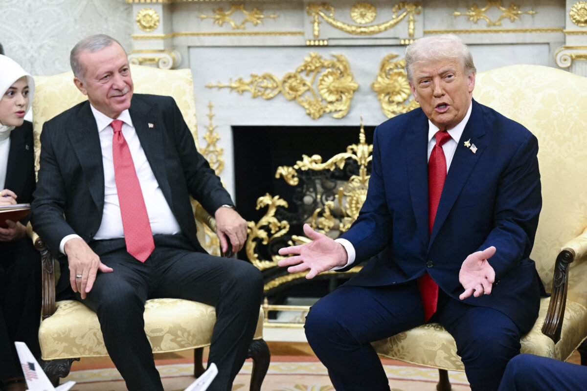 President Donald Trump meets with Turkish President Recep Tayyip Erdogan (L) in the Oval Office of the White House on Sept. 25, 2025. (Saul Loeb/AFP)